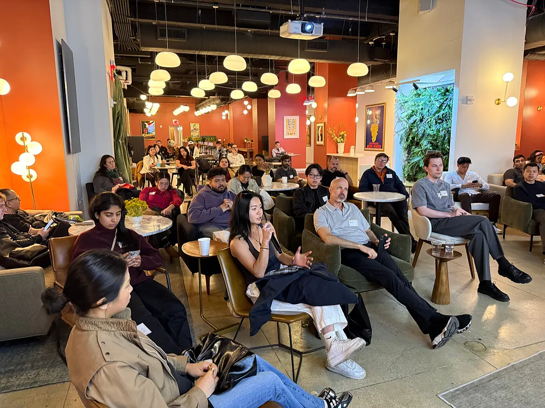 A full room of founders and marketers between sessions